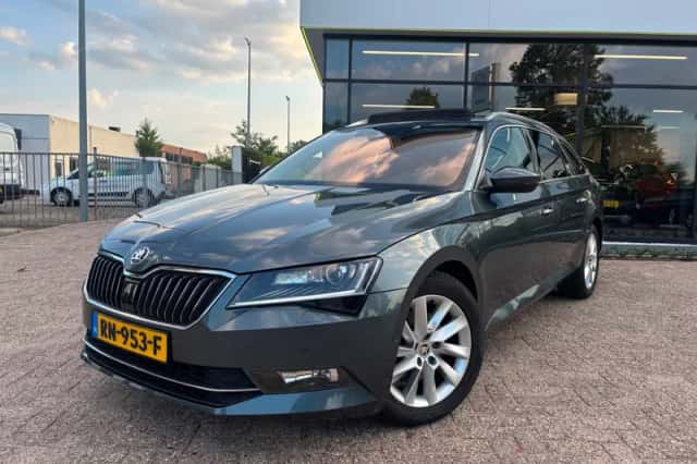 Škoda Superb (2018) thumbnail 2