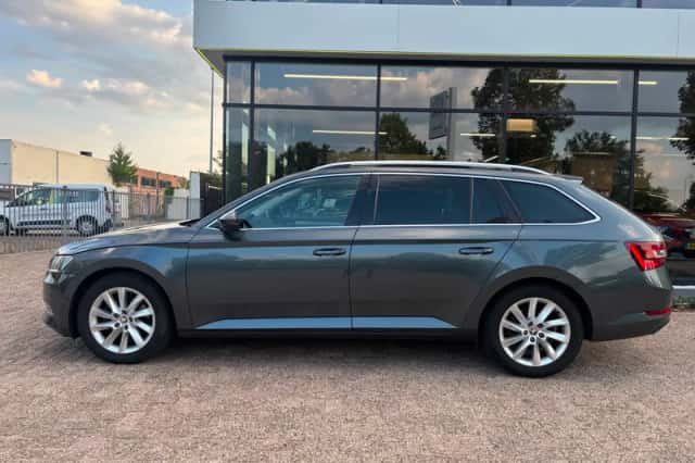 Škoda Superb (2018) thumbnail 3
