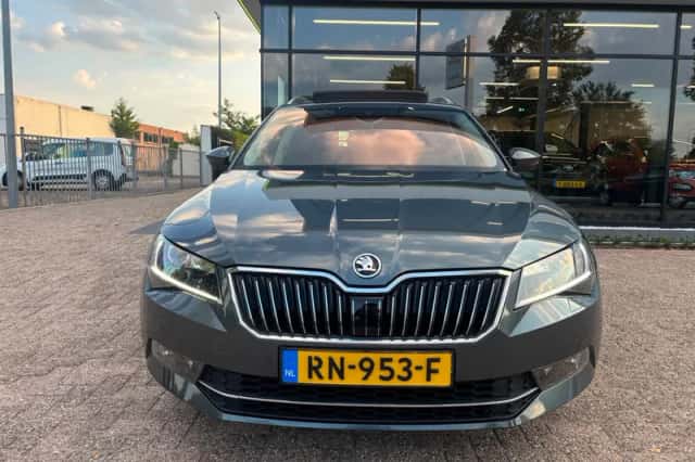 Škoda Superb (2018) thumbnail 4