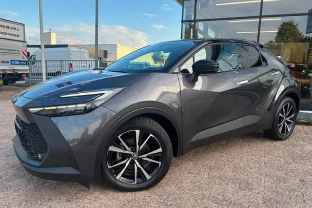 Toyota C-HR (2025) thumbnail 2