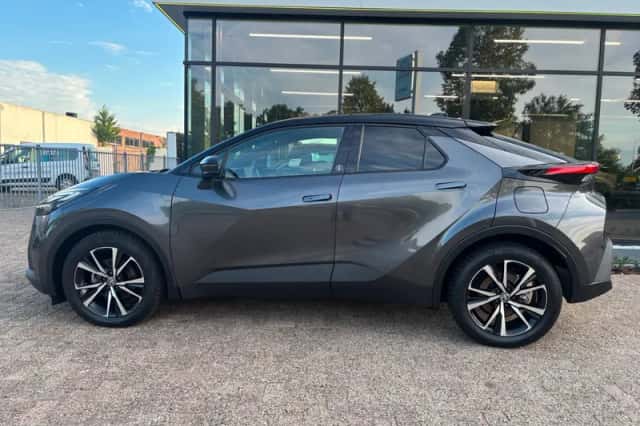 Toyota C-HR (2025) thumbnail 4