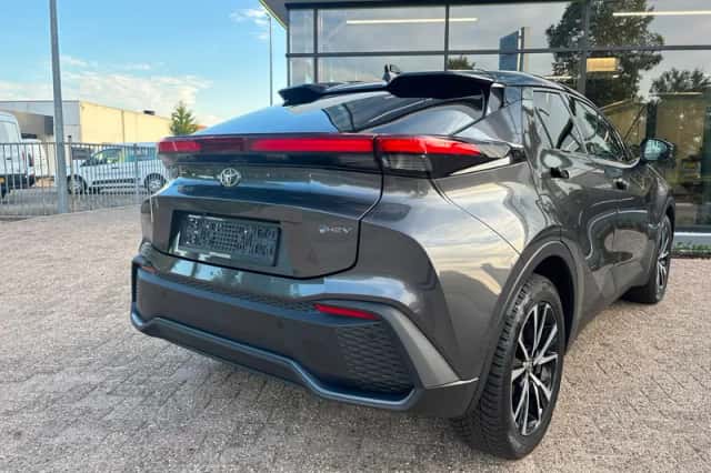 Toyota C-HR (2025) thumbnail 5