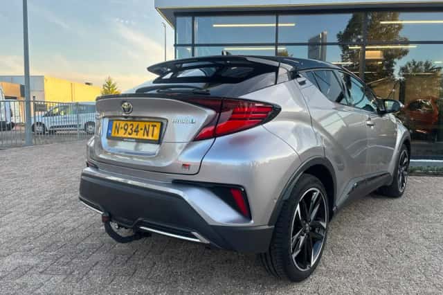 Toyota C-HR (2021) thumbnail 4