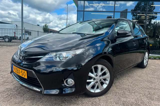 Toyota Auris (2015) thumbnail 1