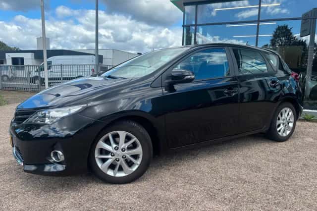 Toyota Auris (2015) thumbnail 2