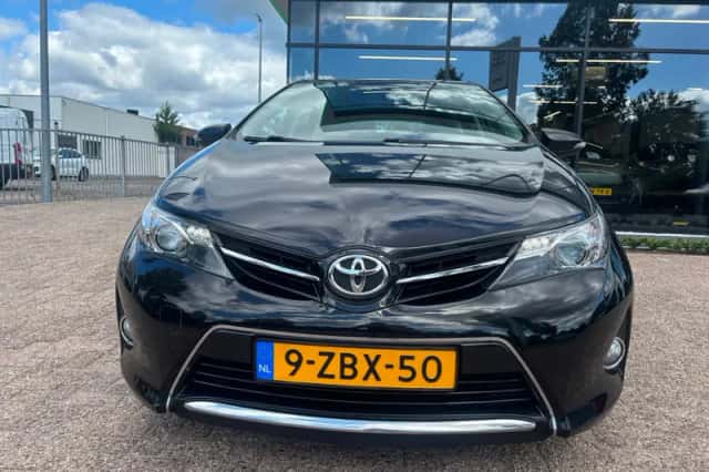 Toyota Auris (2015) thumbnail 3