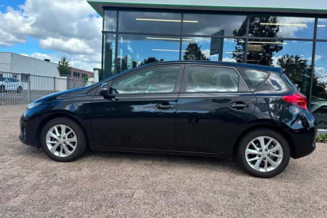 Toyota Auris (2015) thumbnail 4