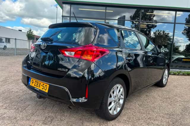 Toyota Auris (2015) thumbnail 5