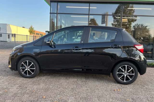 Toyota Yaris (2018) thumbnail 3