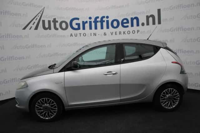 Lancia Ypsilon (2011) thumbnail 2