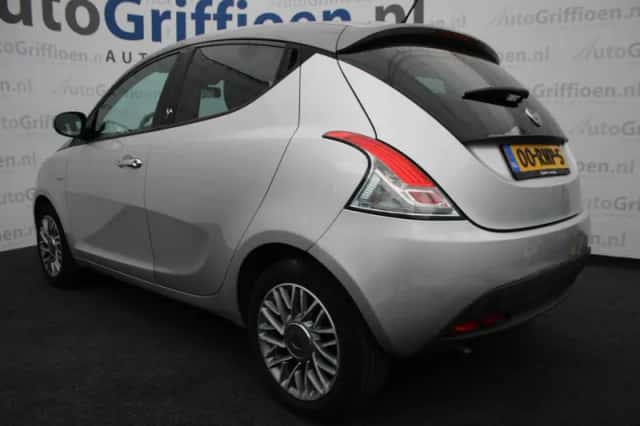 Lancia Ypsilon (2011) thumbnail 3