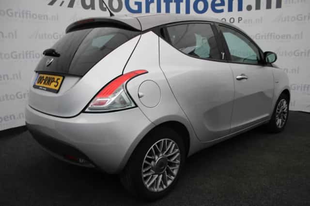 Lancia Ypsilon (2011) thumbnail 5