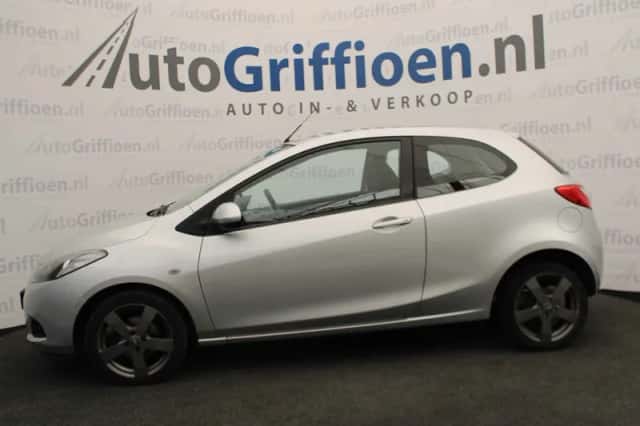 Mazda 2 (2009) thumbnail 2