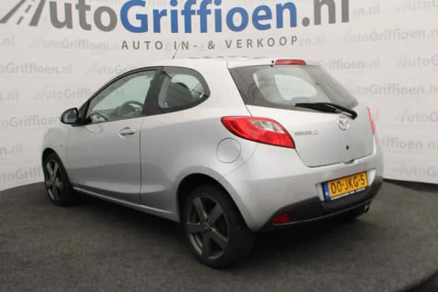 Mazda 2 (2009) thumbnail 3