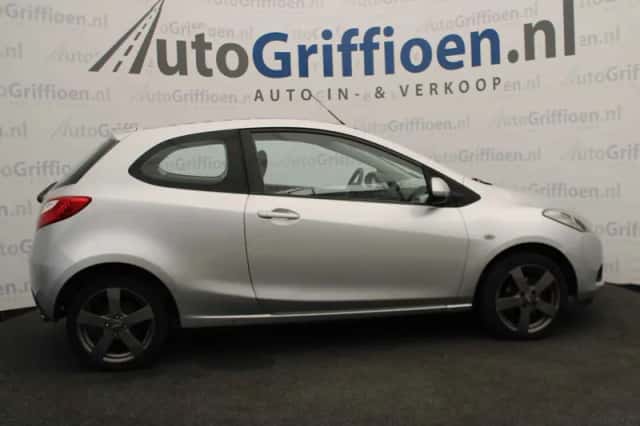 Mazda 2 (2009) thumbnail 6