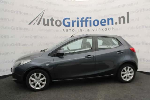 Mazda 2 (2008) thumbnail 2