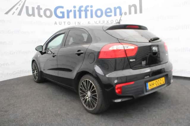 Kia Rio (2015) thumbnail 3