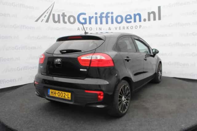 Kia Rio (2015) thumbnail 5