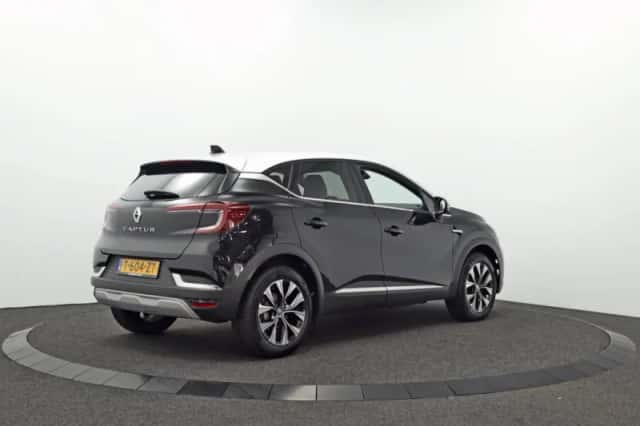 Renault Captur (2023) thumbnail 2