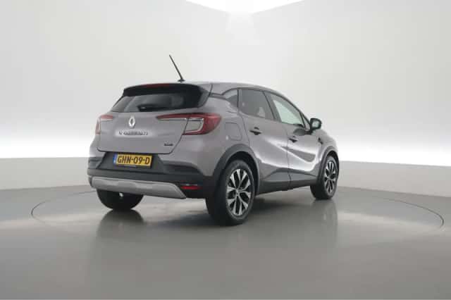 Renault Captur (2023) thumbnail 2