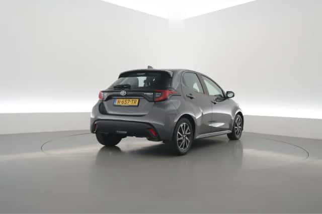 Toyota Yaris (2022) thumbnail 2