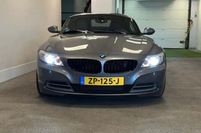 BMW Z4 (2010) thumbnail 2