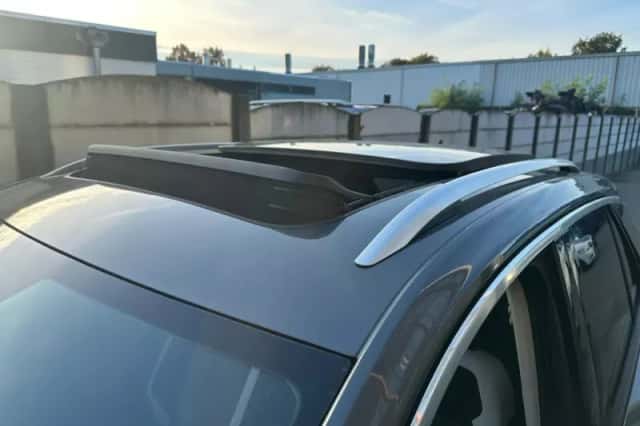 Volkswagen T-Roc (2019) thumbnail 2