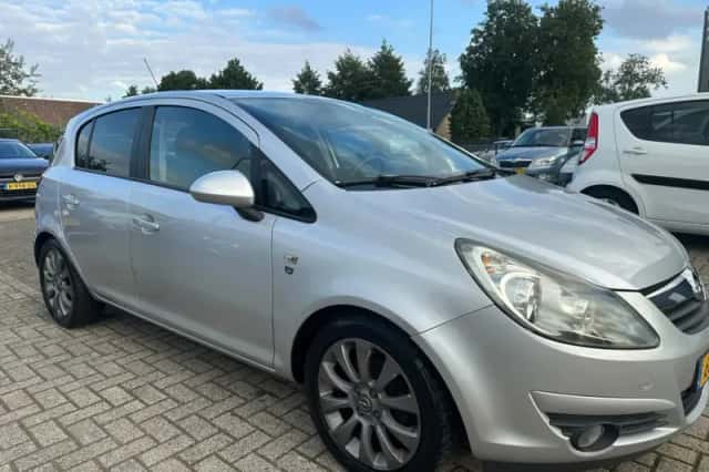 Opel Corsa (2010) thumbnail 5
