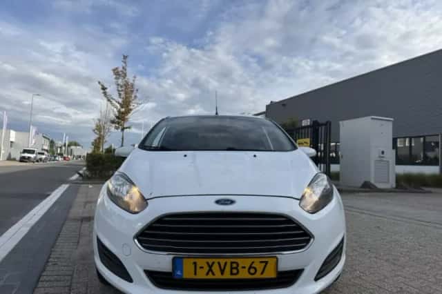 Ford Fiesta (2014) thumbnail 2