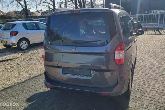 Ford Tourneo Courier (2018) thumbnail 3