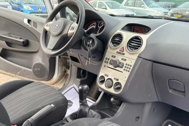 Opel Corsa (2008) thumbnail 4