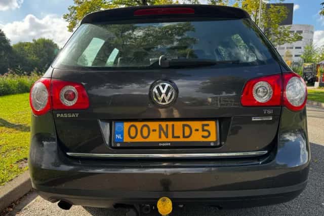 Volkswagen Passat (2010) thumbnail 3