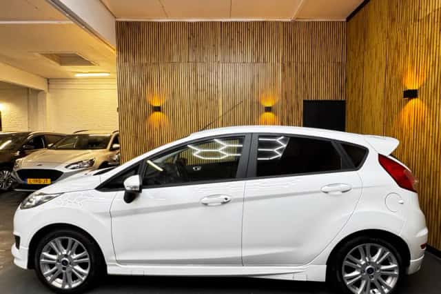 Ford Fiesta (2014) thumbnail 2