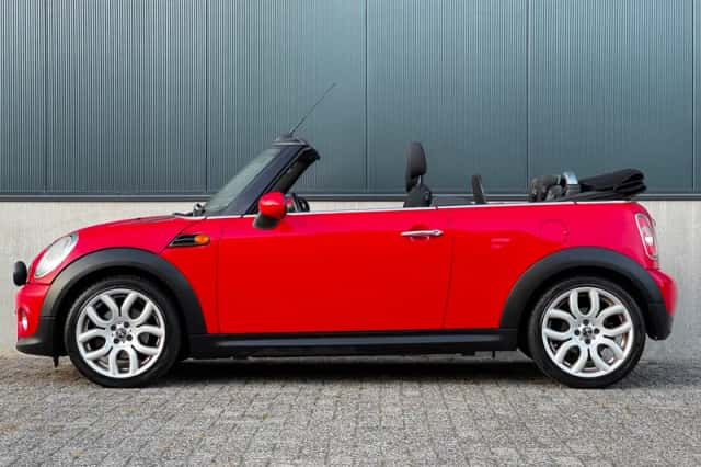MINI Cabrio (2010) thumbnail 2