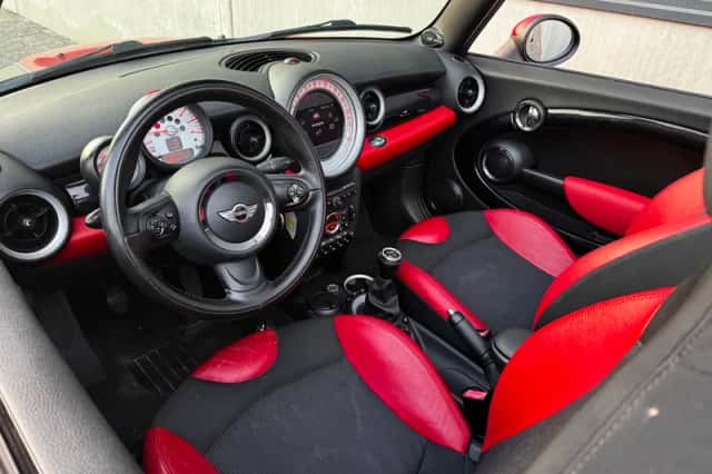 MINI Cabrio (2010) thumbnail 3