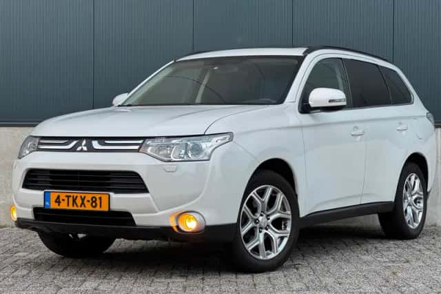 Mitsubishi Outlander (2014) thumbnail 1