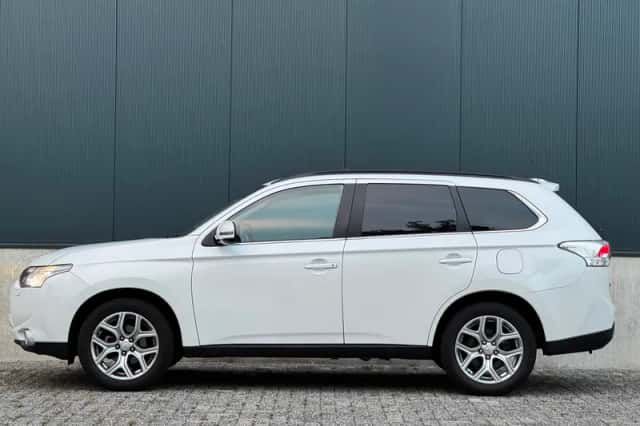 Mitsubishi Outlander (2014) thumbnail 2