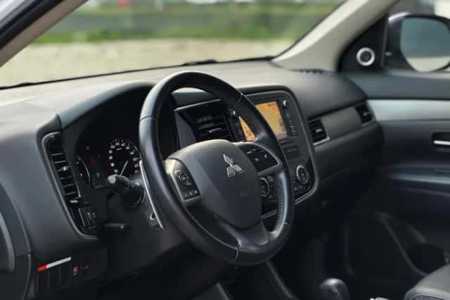 Mitsubishi Outlander (2014) thumbnail 3