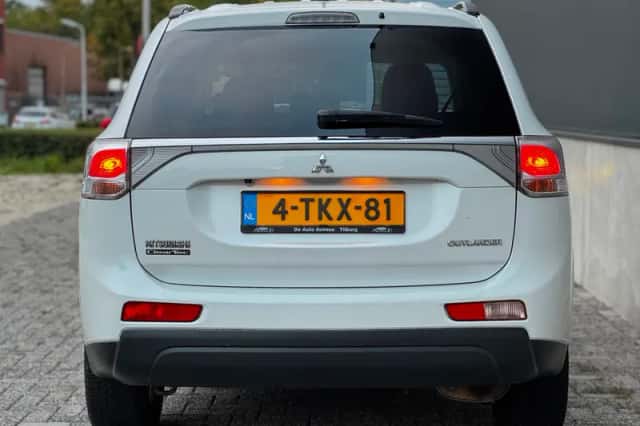 Mitsubishi Outlander (2014) thumbnail 6