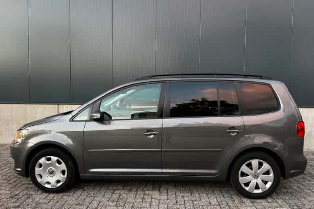 Volkswagen Touran (2010) thumbnail 2