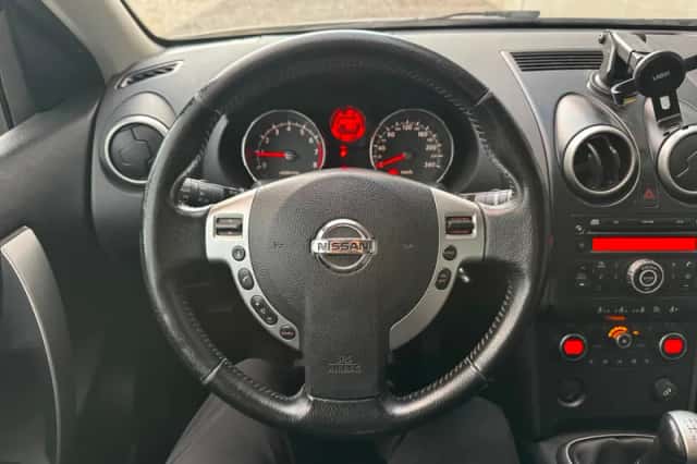 Nissan Qashqai (2009) thumbnail 3