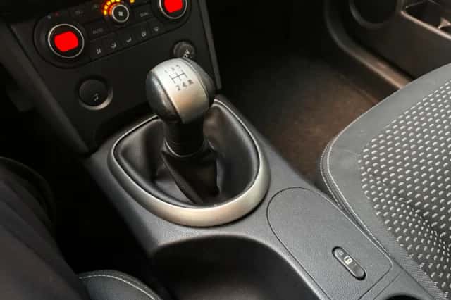 Nissan Qashqai (2009) thumbnail 5