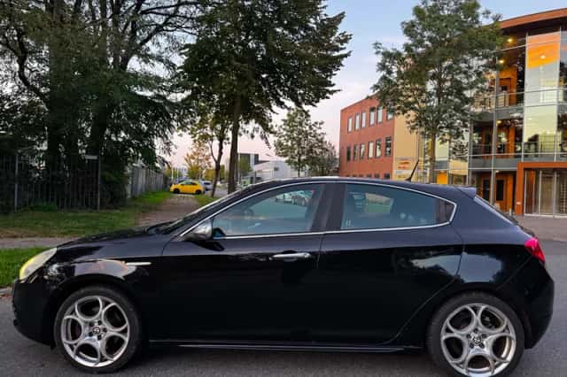 Alfa Romeo Giulietta (2010) thumbnail 2