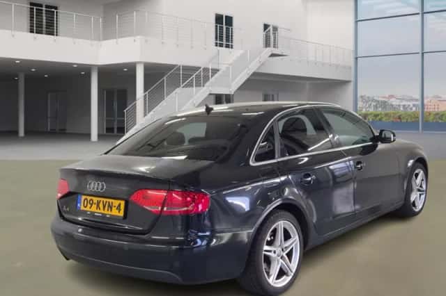 Audi A4 (2010) thumbnail 3