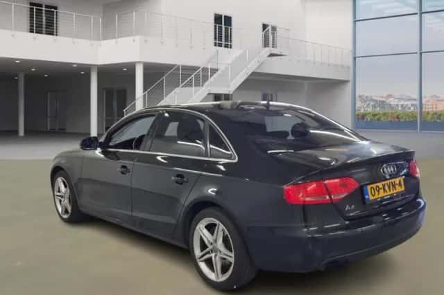 Audi A4 (2010) thumbnail 4