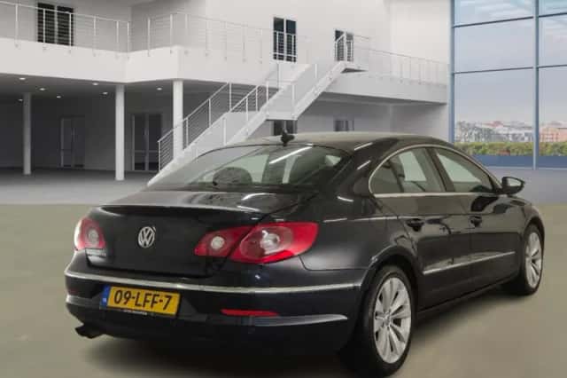 Volkswagen Passat (2010) thumbnail 3
