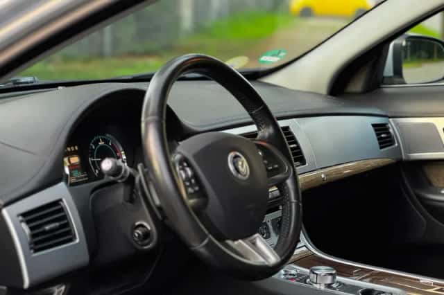 Jaguar XF (2013) thumbnail 6