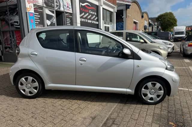 Toyota Aygo (2010) thumbnail 3