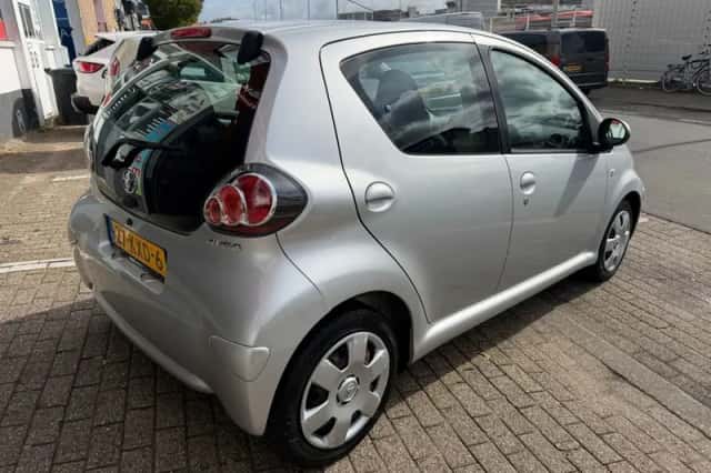Toyota Aygo (2010) thumbnail 4