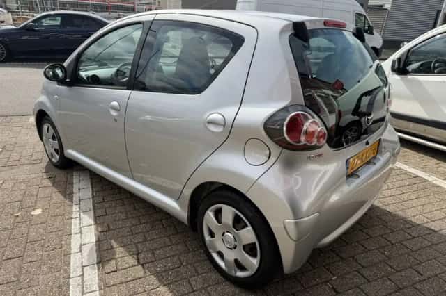 Toyota Aygo (2010) thumbnail 5